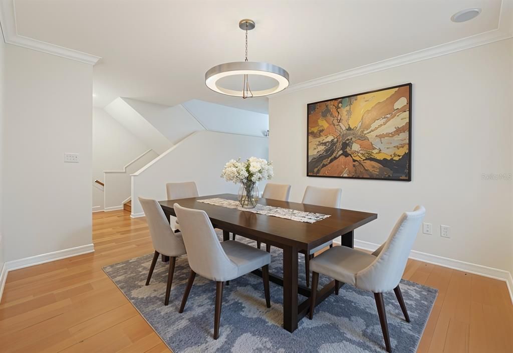 Под контрактом: $345,000 (3 спален, 3 ванн, 1961 Квадратных фут)