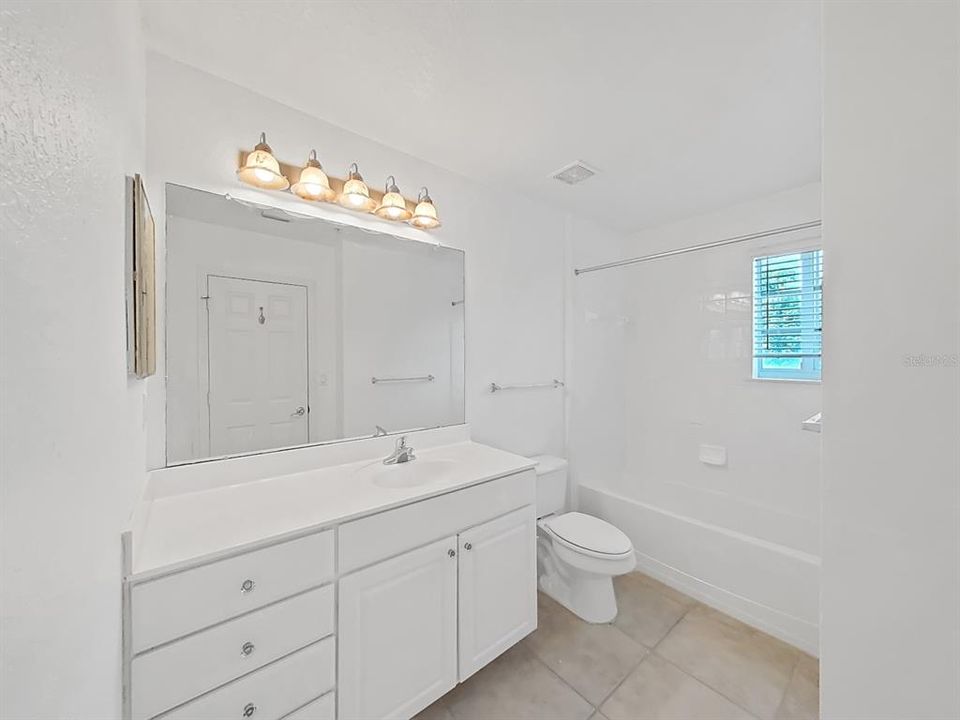 Под контрактом: $345,000 (3 спален, 3 ванн, 1961 Квадратных фут)