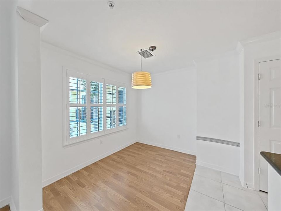 Под контрактом: $345,000 (3 спален, 3 ванн, 1961 Квадратных фут)