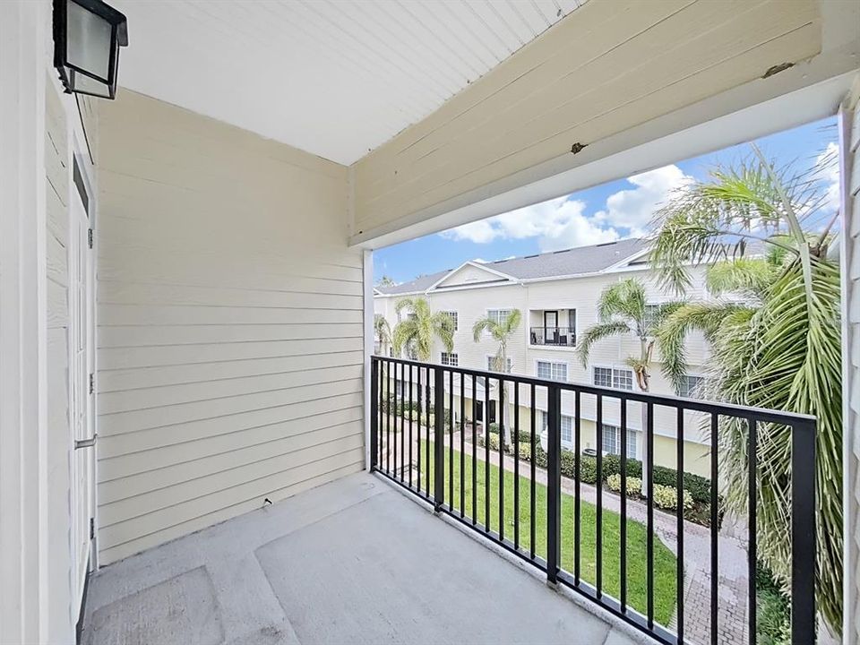 Под контрактом: $345,000 (3 спален, 3 ванн, 1961 Квадратных фут)