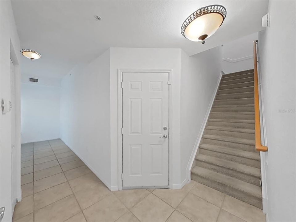 Под контрактом: $345,000 (3 спален, 3 ванн, 1961 Квадратных фут)