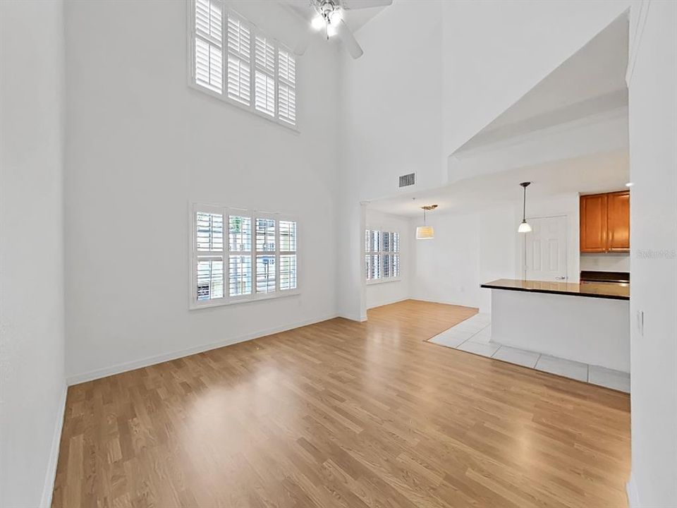 Под контрактом: $345,000 (3 спален, 3 ванн, 1961 Квадратных фут)