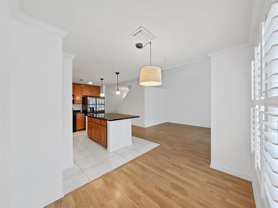 Под контрактом: $345,000 (3 спален, 3 ванн, 1961 Квадратных фут)