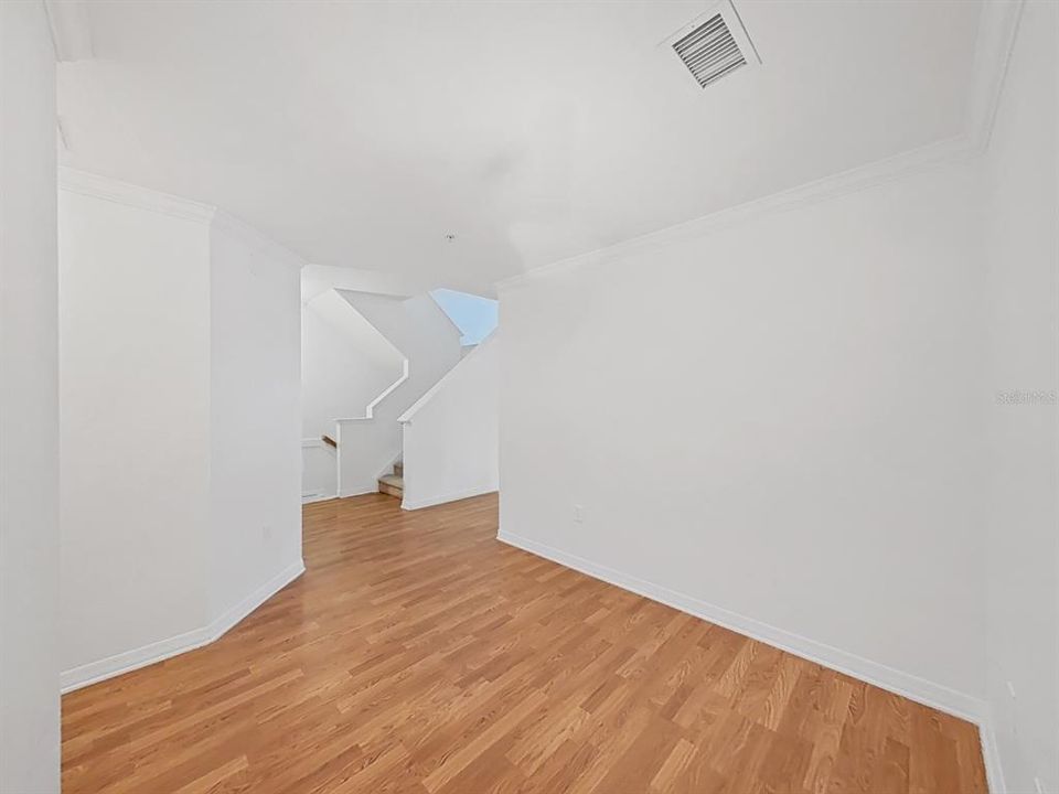 Под контрактом: $345,000 (3 спален, 3 ванн, 1961 Квадратных фут)