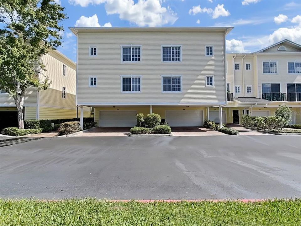 Под контрактом: $345,000 (3 спален, 3 ванн, 1961 Квадратных фут)