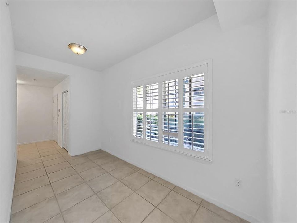 Под контрактом: $345,000 (3 спален, 3 ванн, 1961 Квадратных фут)