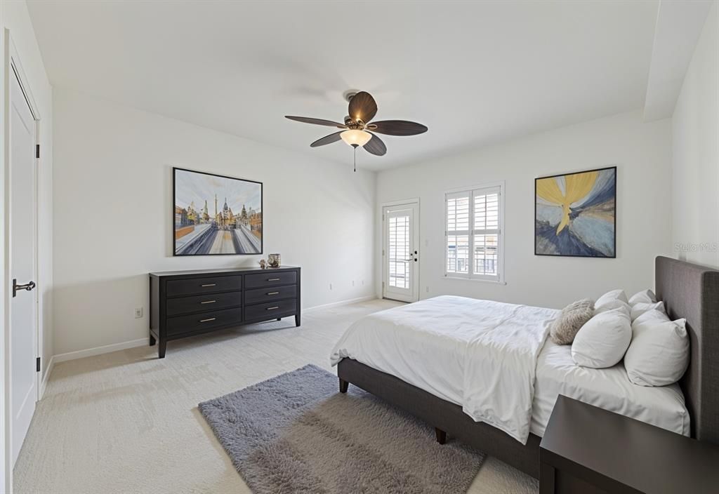 Под контрактом: $345,000 (3 спален, 3 ванн, 1961 Квадратных фут)