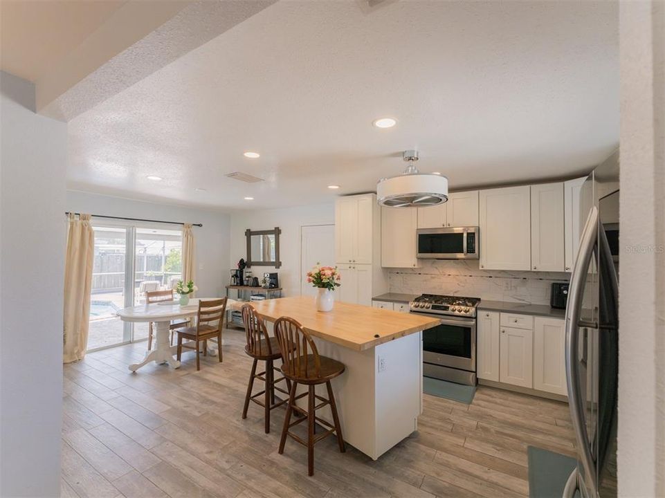 Active With Contract: $379,900 (3 beds, 2 baths, 1244 Square Feet)