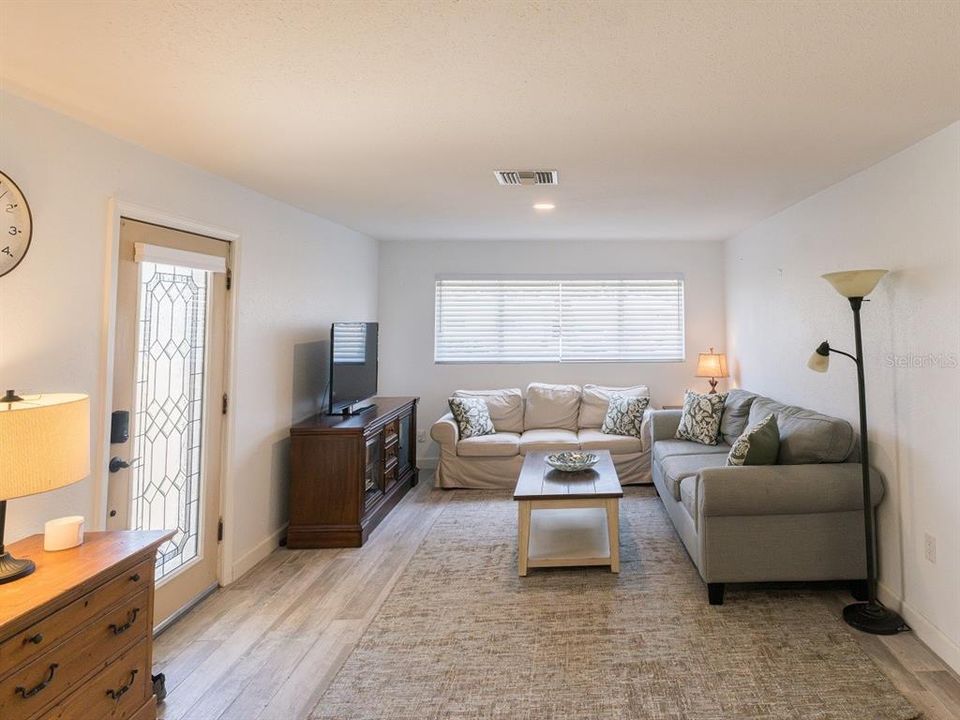 Active With Contract: $379,900 (3 beds, 2 baths, 1244 Square Feet)