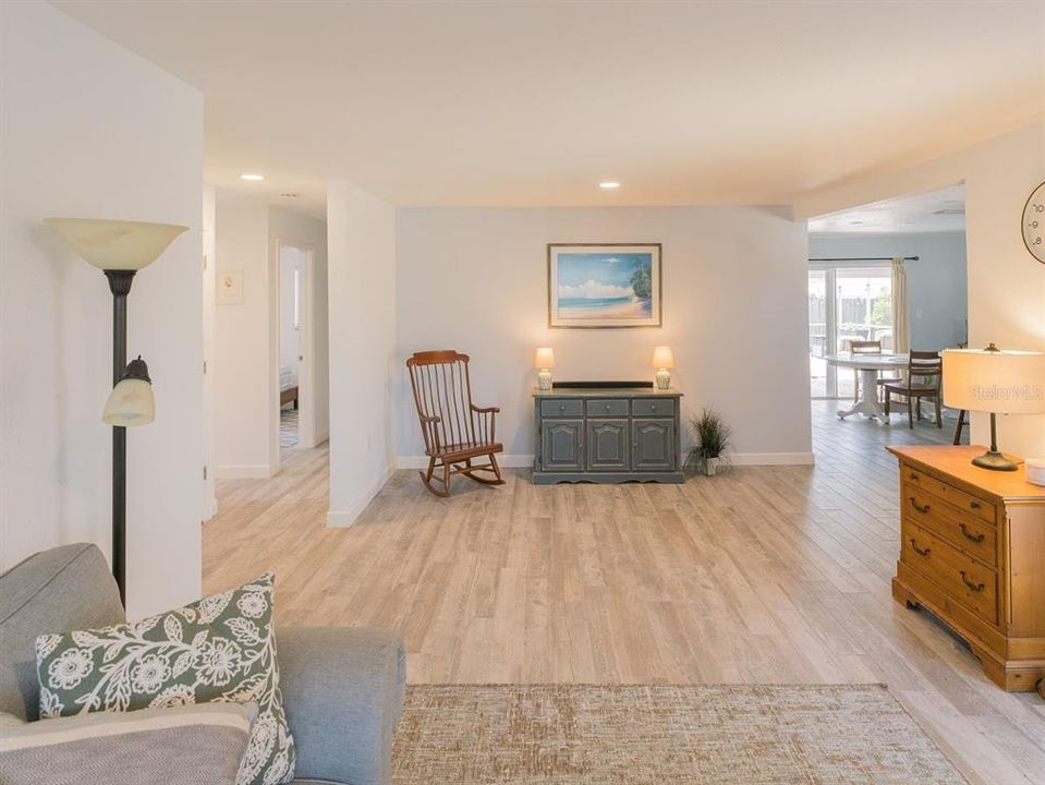 Active With Contract: $379,900 (3 beds, 2 baths, 1244 Square Feet)