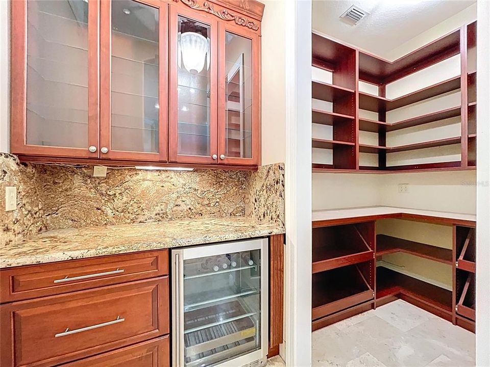 For Sale: $975,000 (5 beds, 4 baths, 4200 Square Feet)