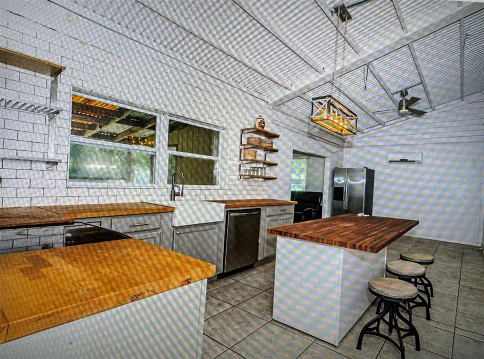 待售: $1,550,000 (3.92 acres)