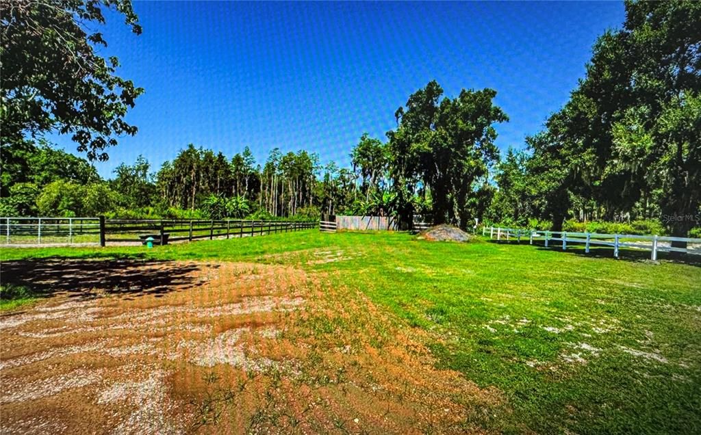 待售: $1,550,000 (3.92 acres)