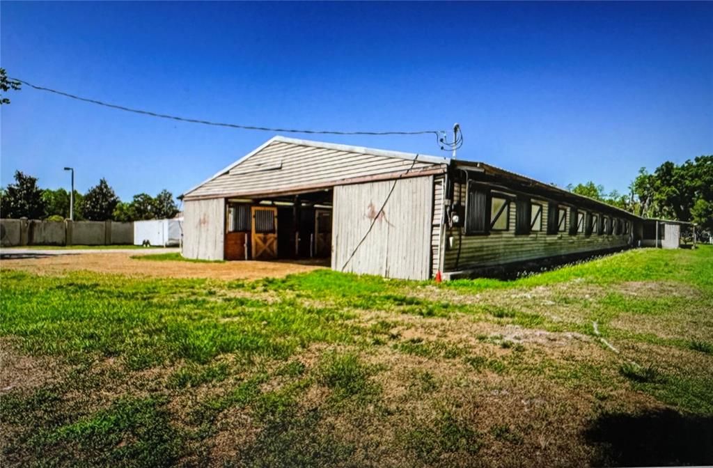 待售: $1,550,000 (3.92 acres)