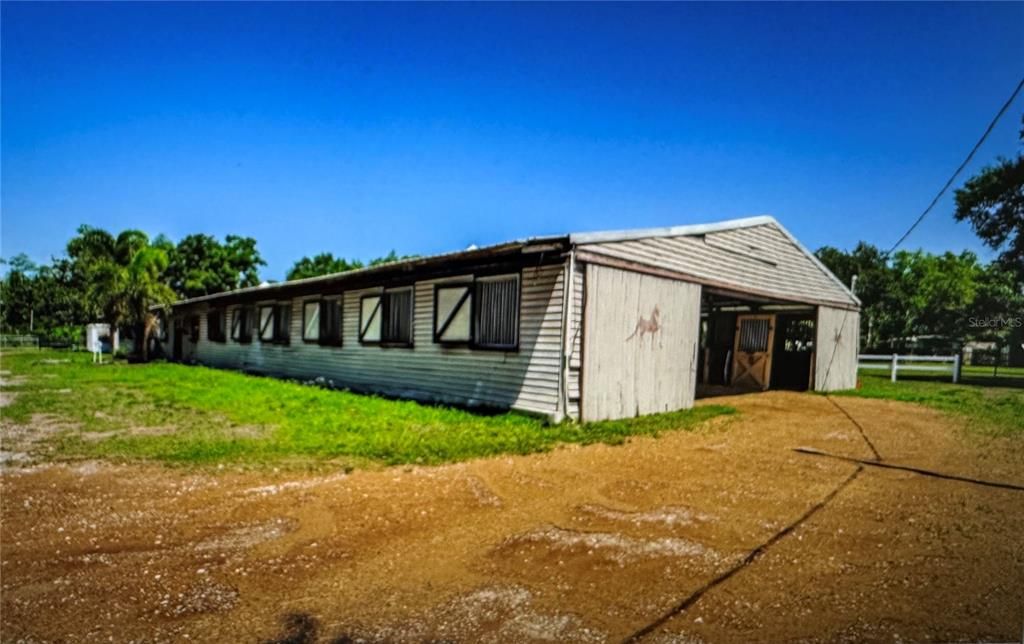 待售: $1,550,000 (3.92 acres)