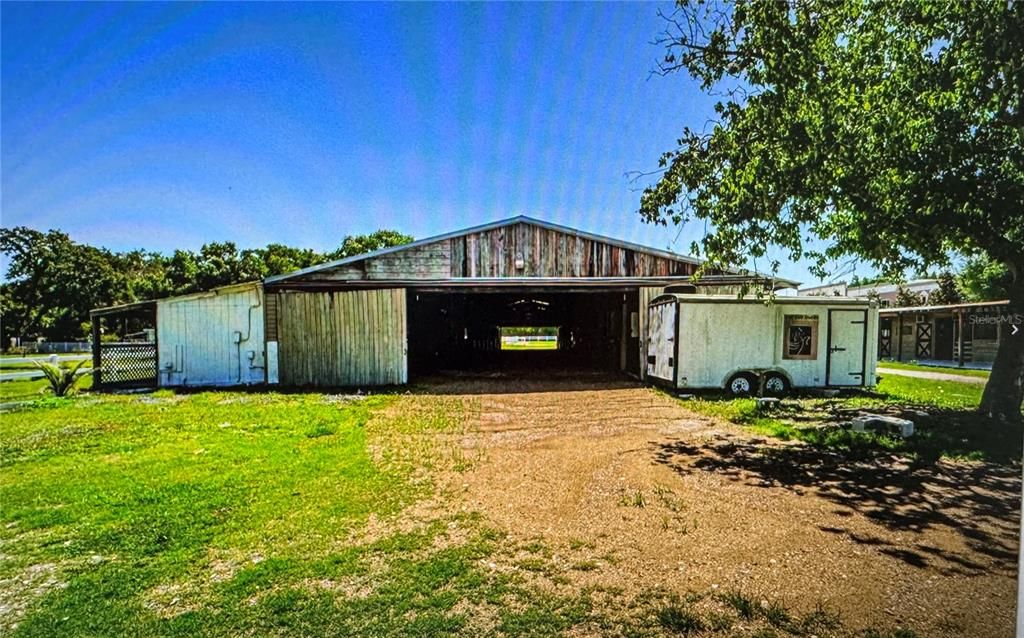 待售: $1,550,000 (3.92 acres)