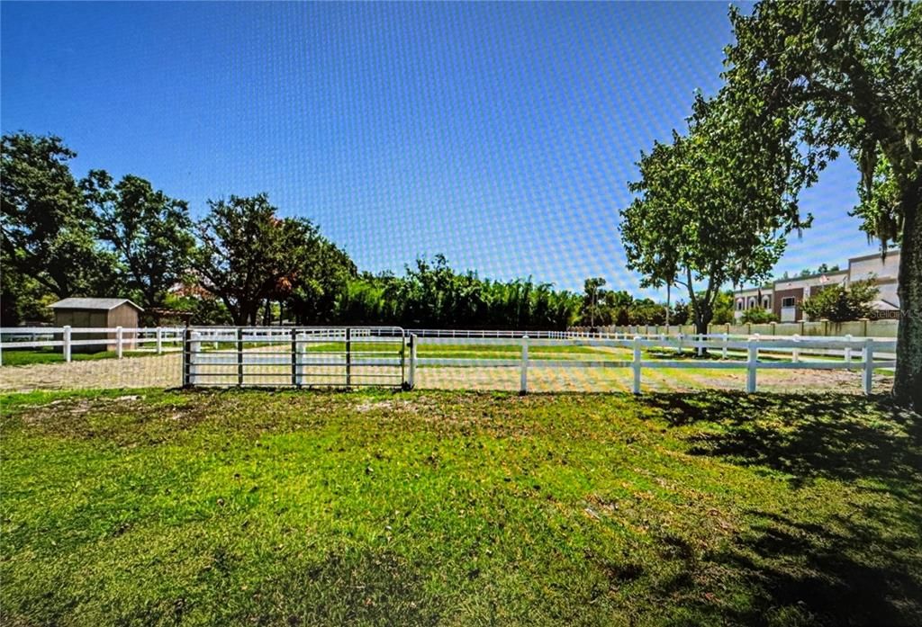 待售: $1,550,000 (3.92 acres)