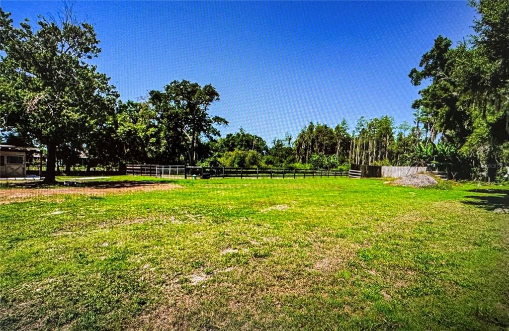 待售: $1,550,000 (3.92 acres)