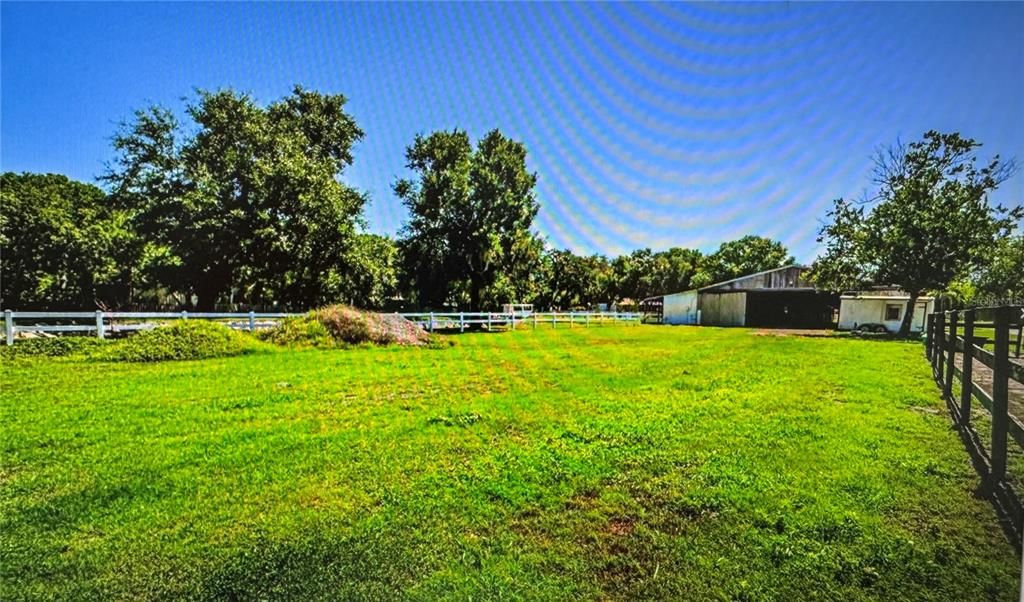 待售: $1,550,000 (3.92 acres)