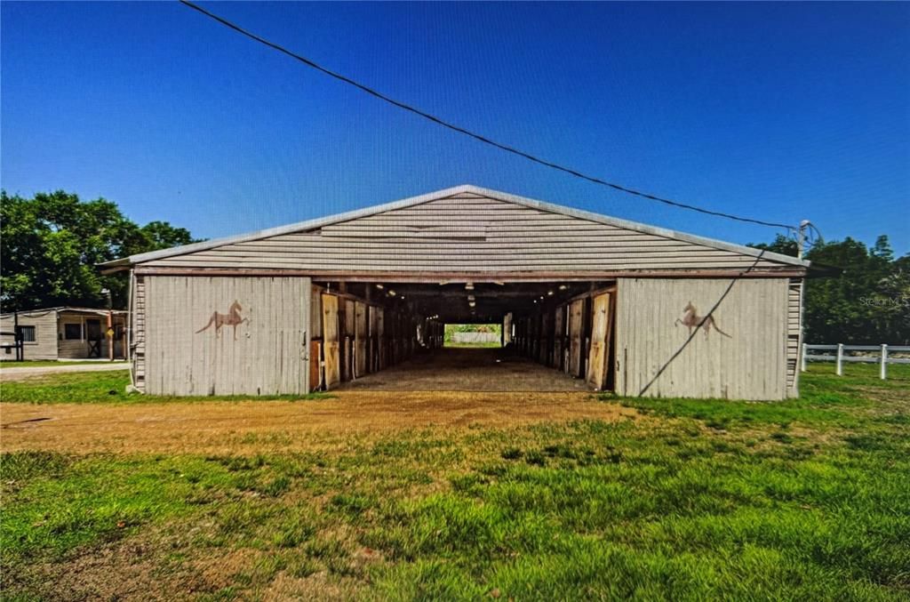 待售: $1,550,000 (3.92 acres)