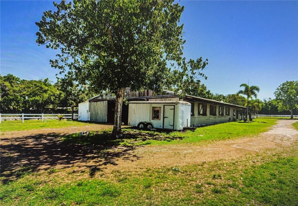 待售: $1,550,000 (3.92 acres)