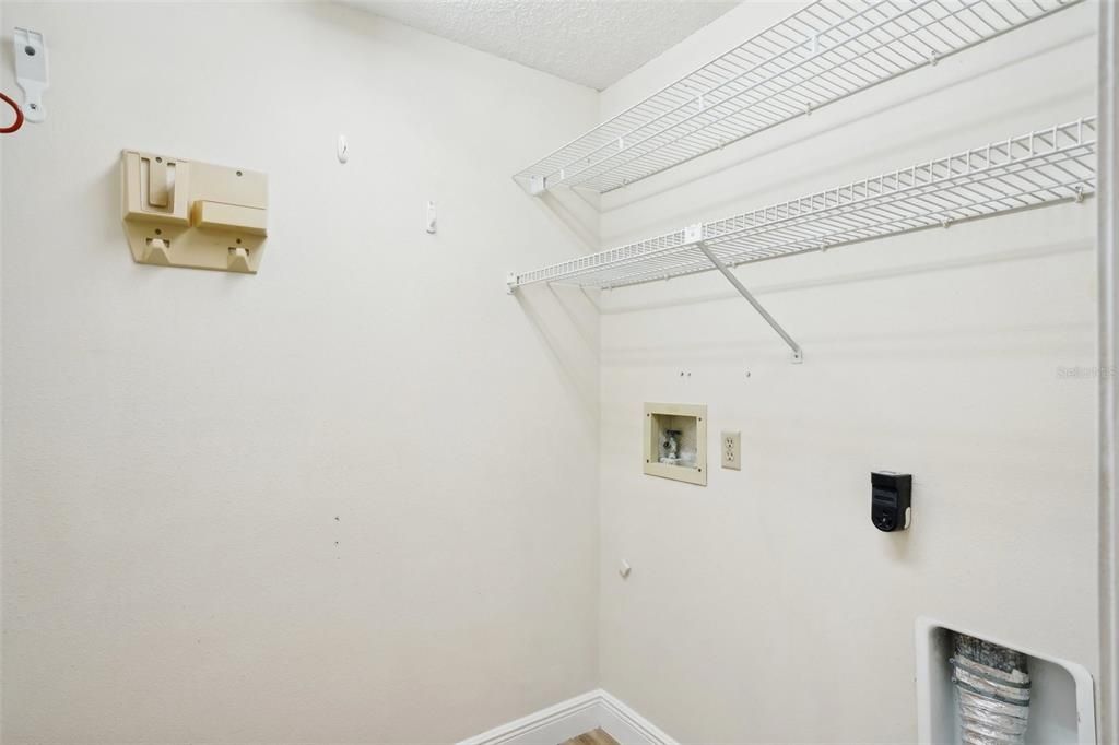 Под контрактом: $579,000 (4 спален, 2 ванн, 1878 Квадратных фут)