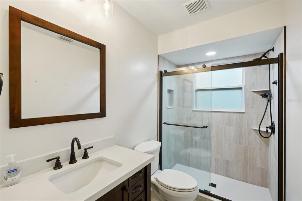 Под контрактом: $579,000 (4 спален, 2 ванн, 1878 Квадратных фут)