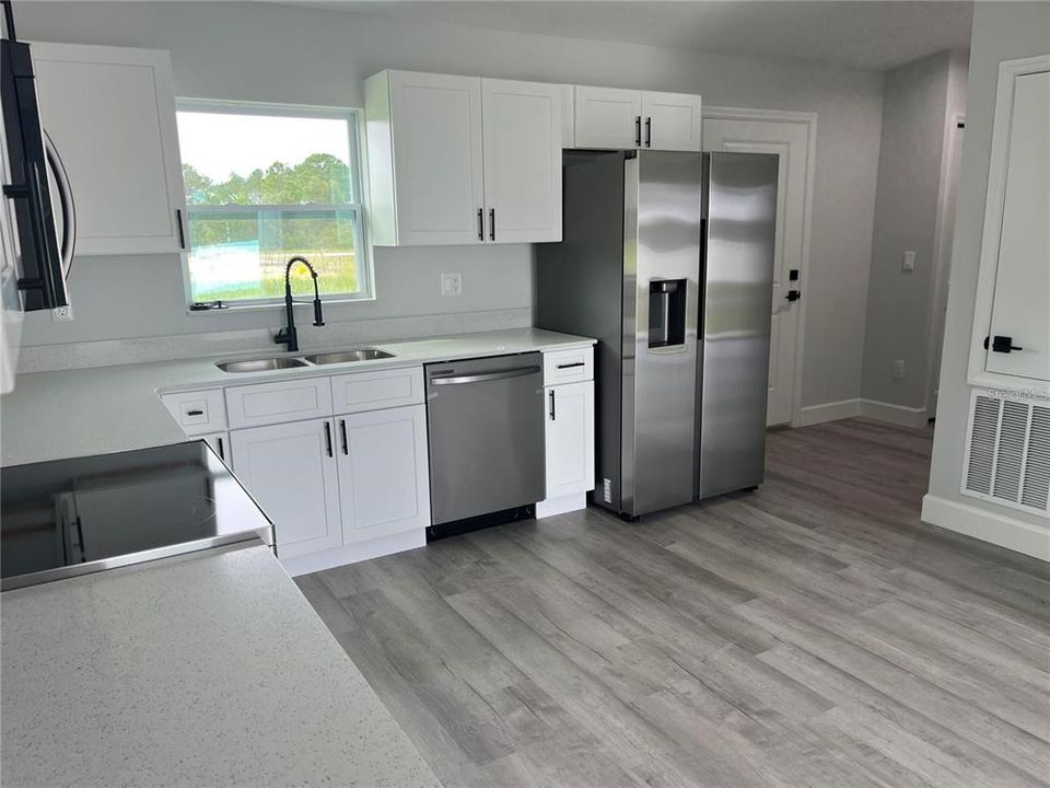 For Rent: $1,650 (3 beds, 2 baths, 1011 Square Feet)