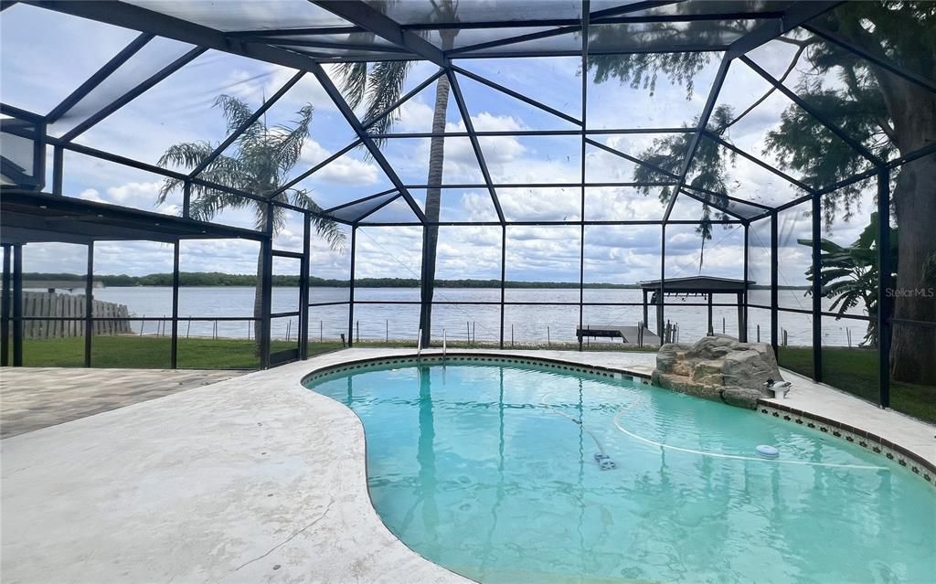 Activo con contrato: $850,000 (4 camas, 3 baños, 2324 Pies cuadrados)