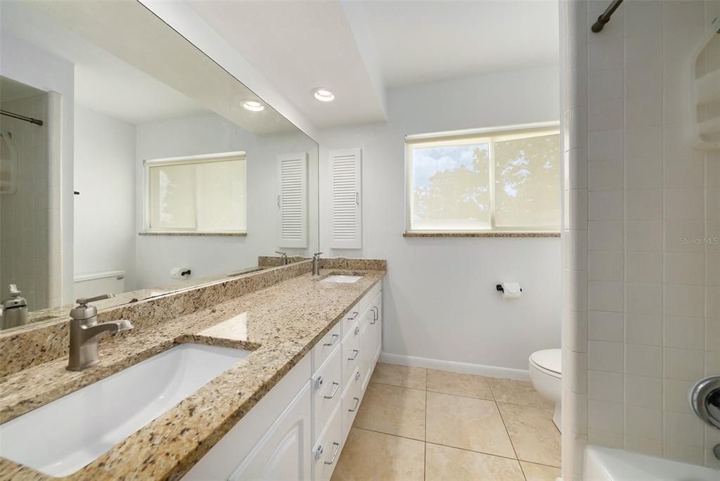 Activo con contrato: $850,000 (4 camas, 3 baños, 2324 Pies cuadrados)