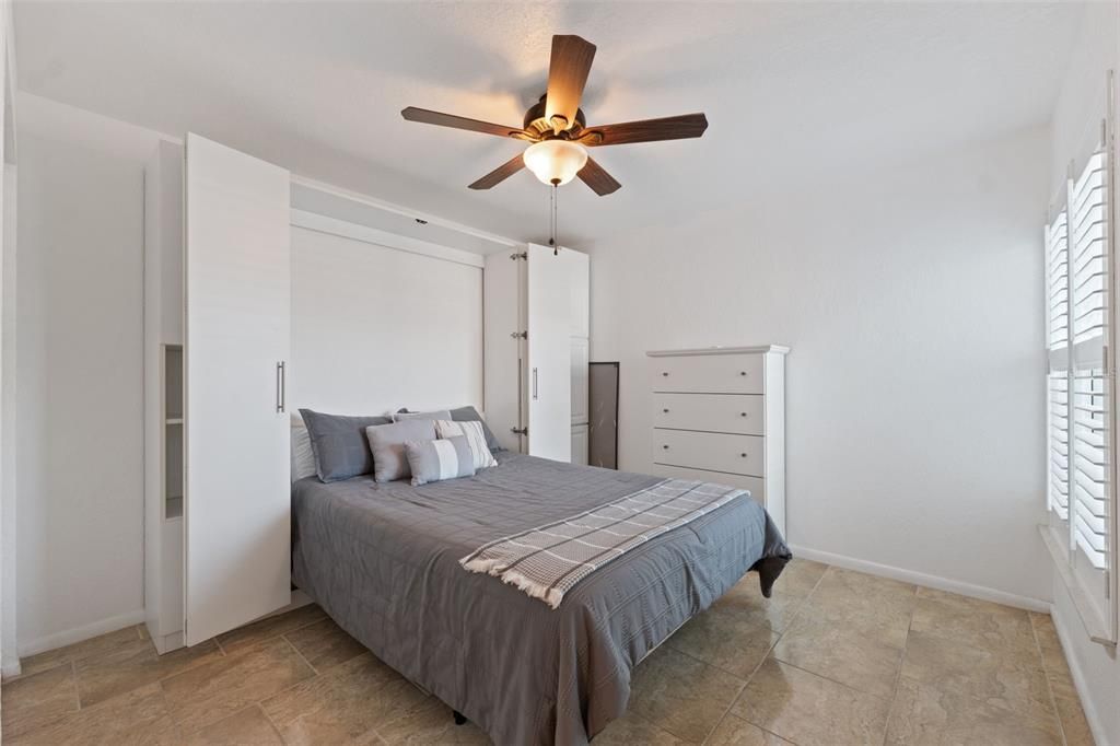 合同活跃: $399,000 (2 贝兹, 2 浴室, 915 平方英尺)