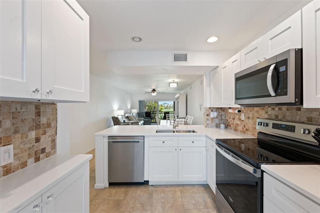 合同活跃: $399,000 (2 贝兹, 2 浴室, 915 平方英尺)