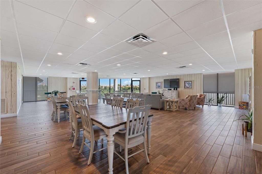 合同活跃: $399,000 (2 贝兹, 2 浴室, 915 平方英尺)