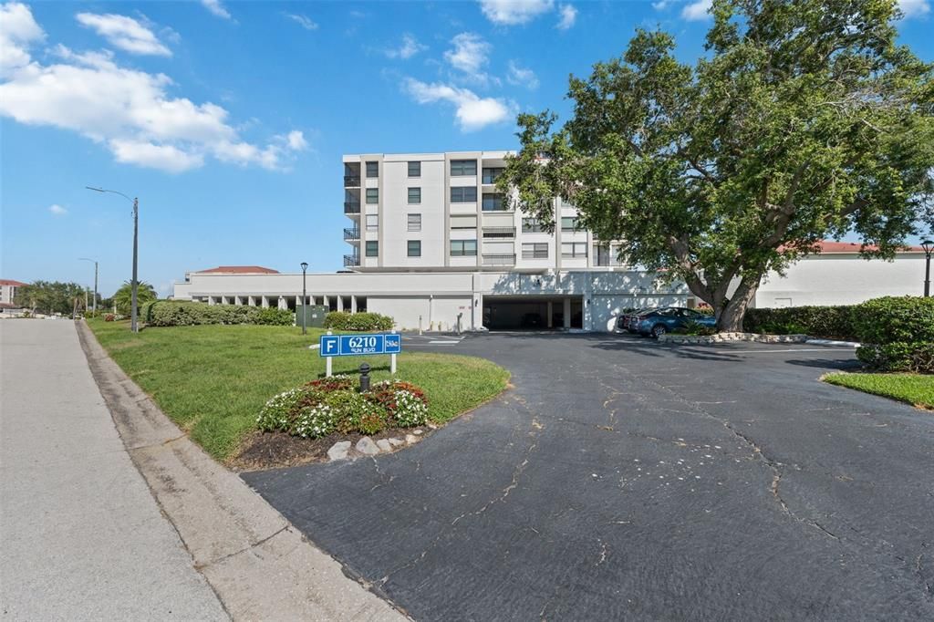 合同活跃: $399,000 (2 贝兹, 2 浴室, 915 平方英尺)