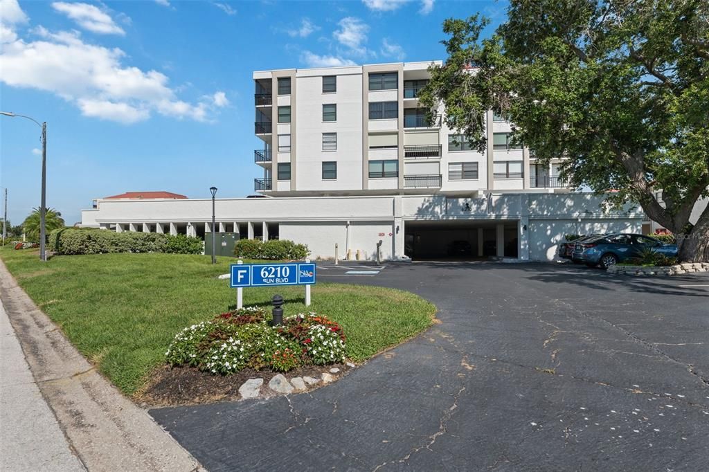 合同活跃: $399,000 (2 贝兹, 2 浴室, 915 平方英尺)