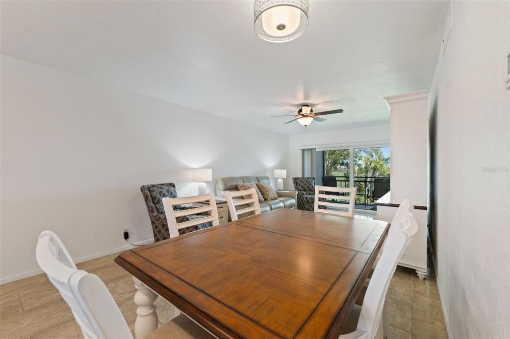 合同活跃: $399,000 (2 贝兹, 2 浴室, 915 平方英尺)