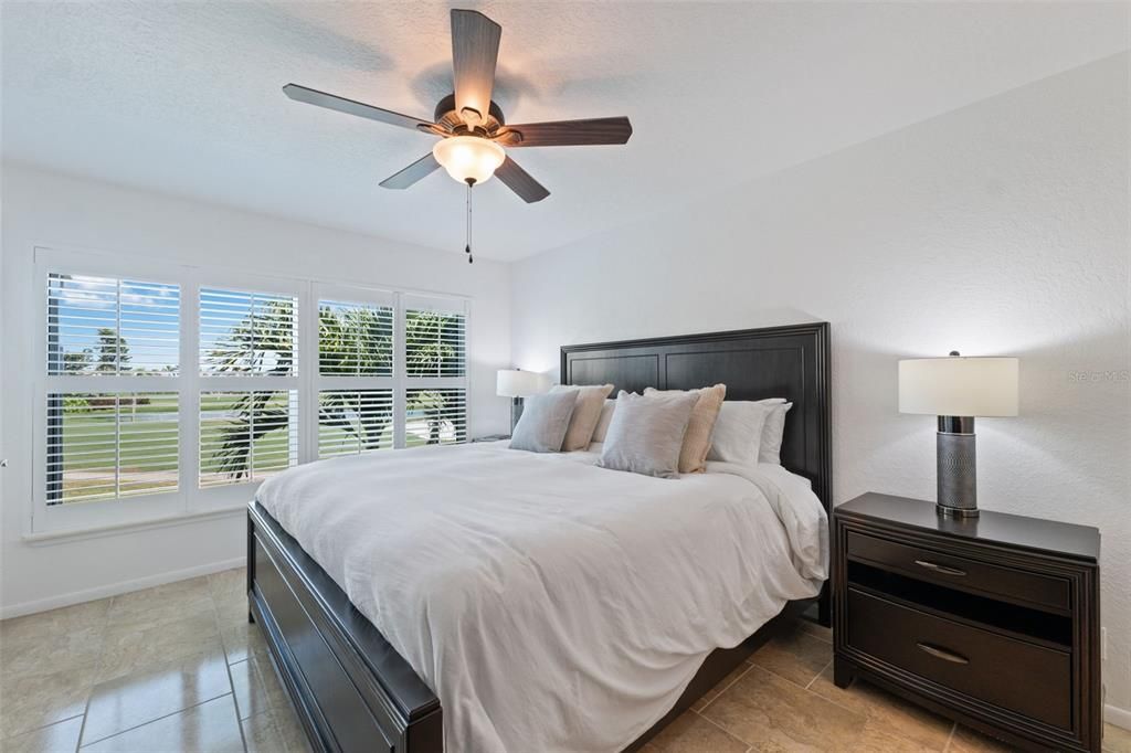 合同活跃: $399,000 (2 贝兹, 2 浴室, 915 平方英尺)