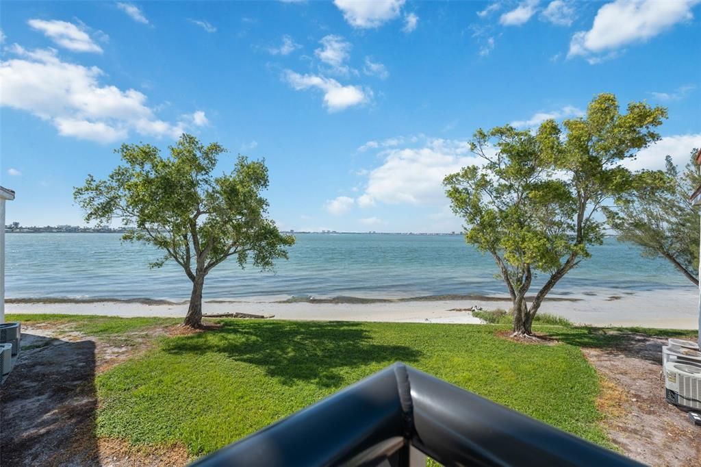 合同活跃: $399,000 (2 贝兹, 2 浴室, 915 平方英尺)