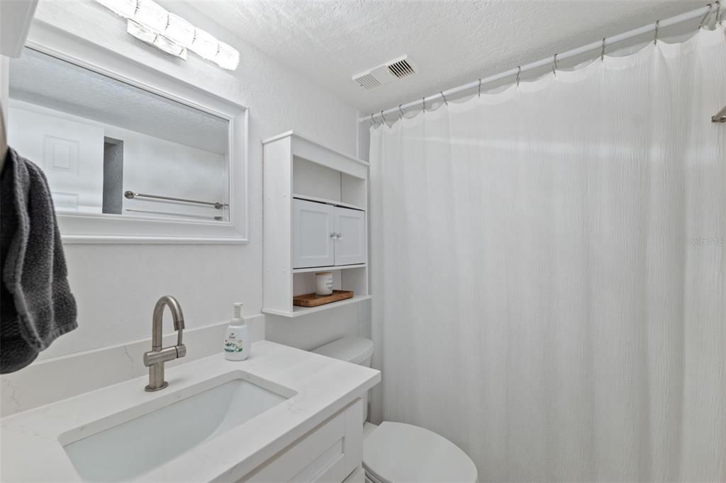 合同活跃: $399,000 (2 贝兹, 2 浴室, 915 平方英尺)