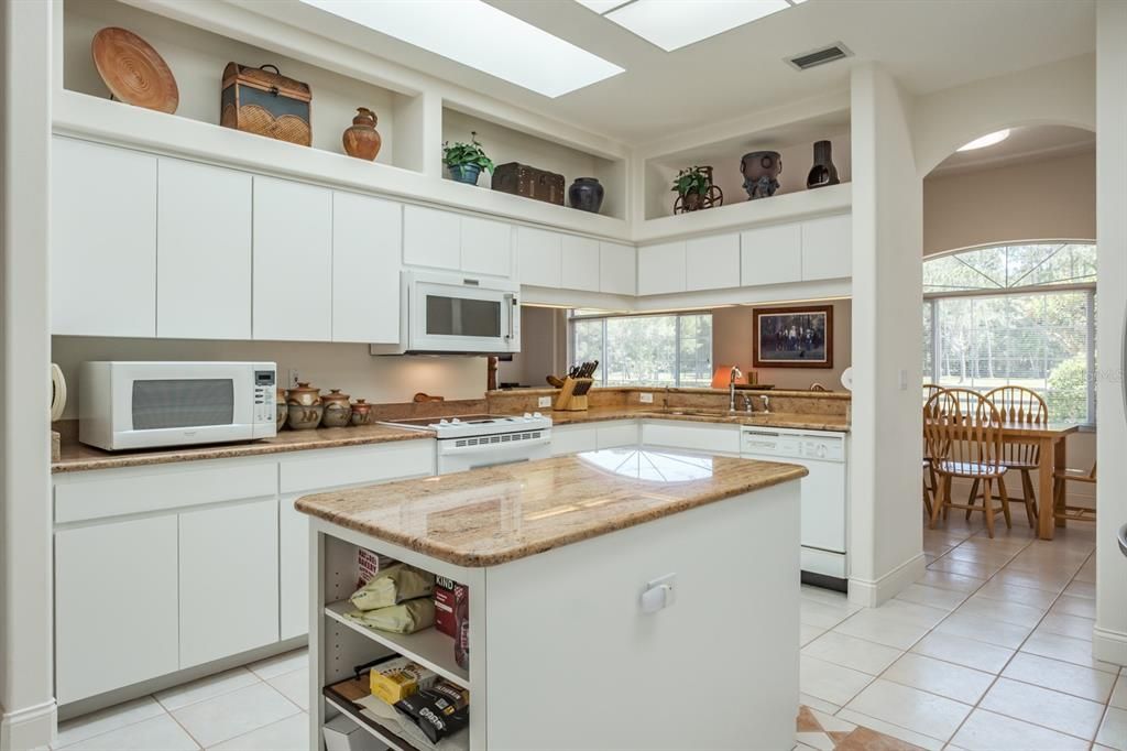 Activo con contrato: $1,875,000 (4 camas, 4 baños, 4292 Pies cuadrados)