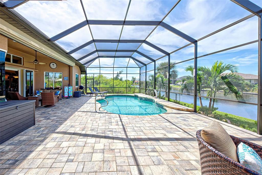 Activo con contrato: $699,900 (3 camas, 2 baños, 2056 Pies cuadrados)