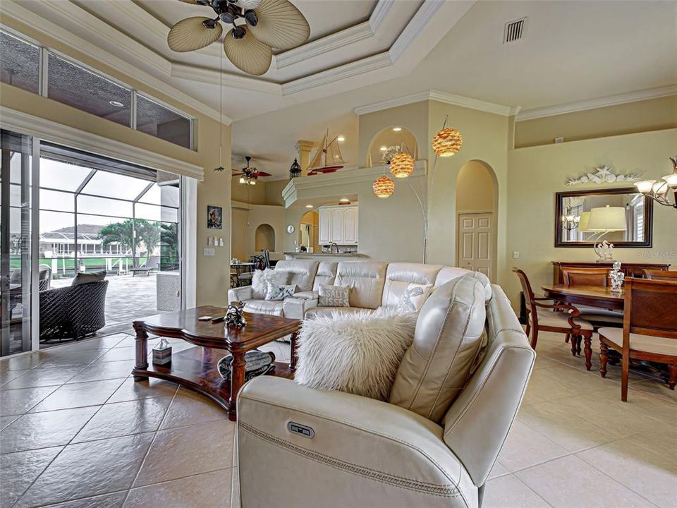 Activo con contrato: $699,900 (3 camas, 2 baños, 2056 Pies cuadrados)