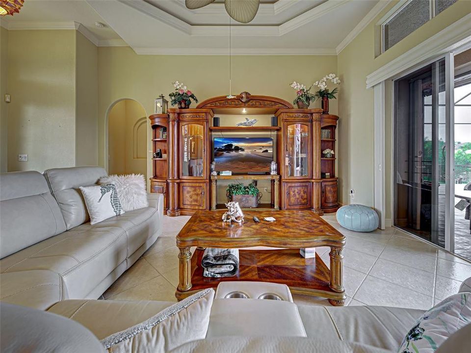 Activo con contrato: $699,900 (3 camas, 2 baños, 2056 Pies cuadrados)