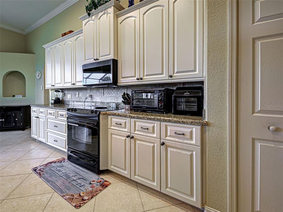 Activo con contrato: $699,900 (3 camas, 2 baños, 2056 Pies cuadrados)