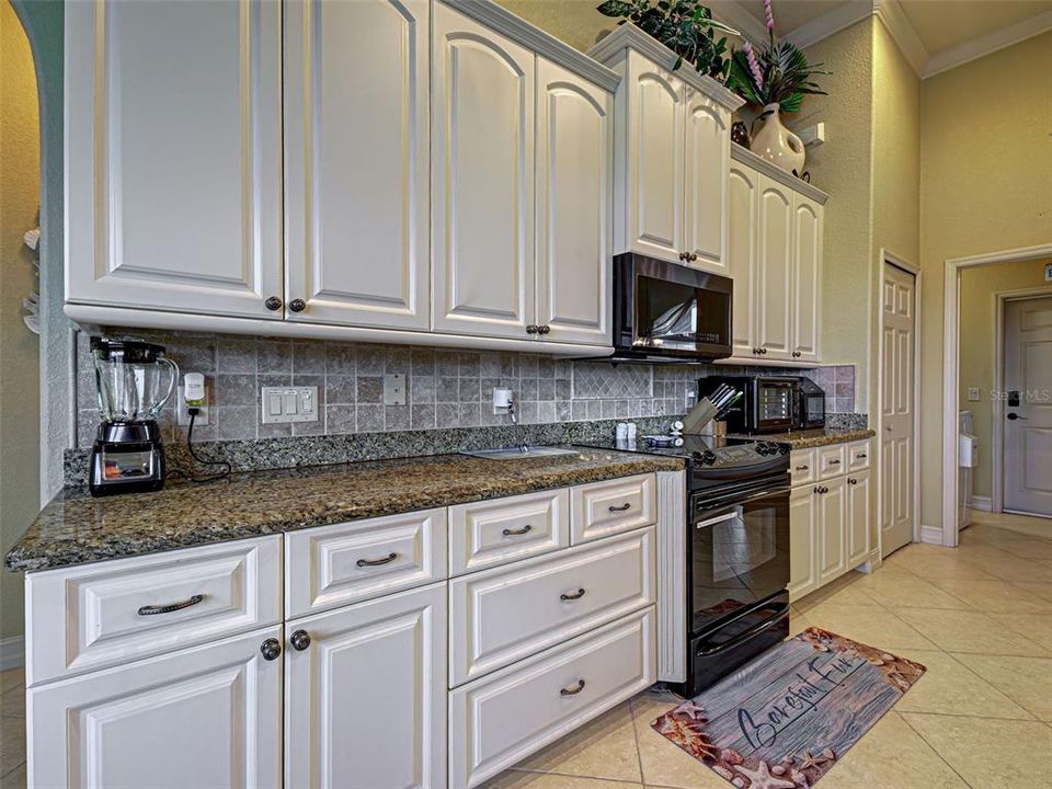 Activo con contrato: $699,900 (3 camas, 2 baños, 2056 Pies cuadrados)