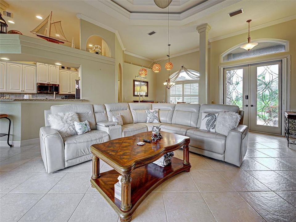 Activo con contrato: $699,900 (3 camas, 2 baños, 2056 Pies cuadrados)