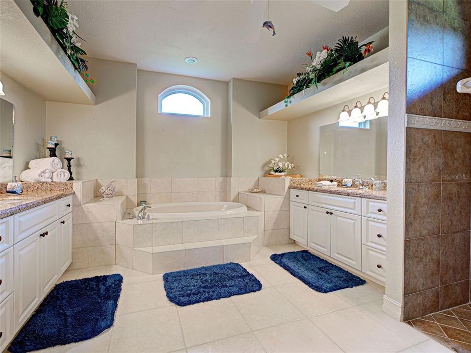 Activo con contrato: $699,900 (3 camas, 2 baños, 2056 Pies cuadrados)