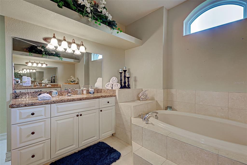 Activo con contrato: $699,900 (3 camas, 2 baños, 2056 Pies cuadrados)