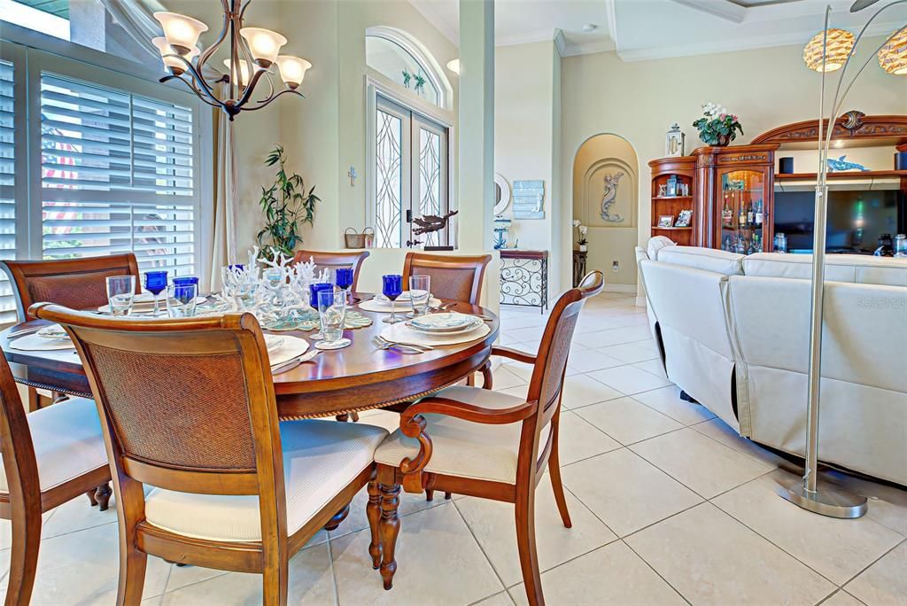 Activo con contrato: $699,900 (3 camas, 2 baños, 2056 Pies cuadrados)