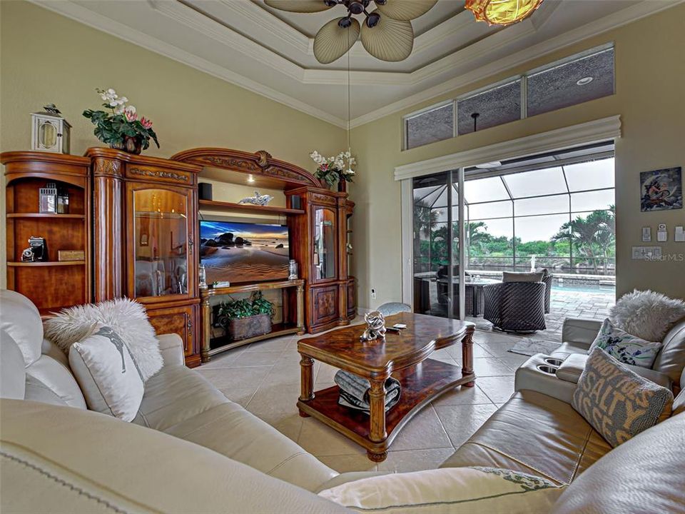 Activo con contrato: $699,900 (3 camas, 2 baños, 2056 Pies cuadrados)